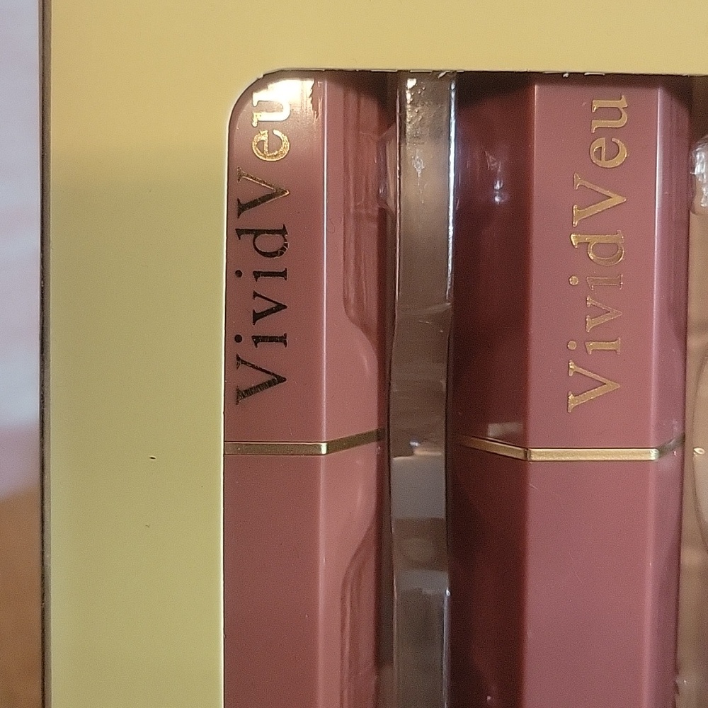 Vivid Veu Assorted Color Lipsticks - Picture 3 of 5